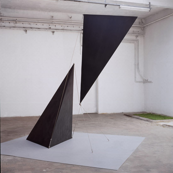 Patrick FLEURY, Vortex 2 (1999), acier peint (310 x 300 x 130cm)